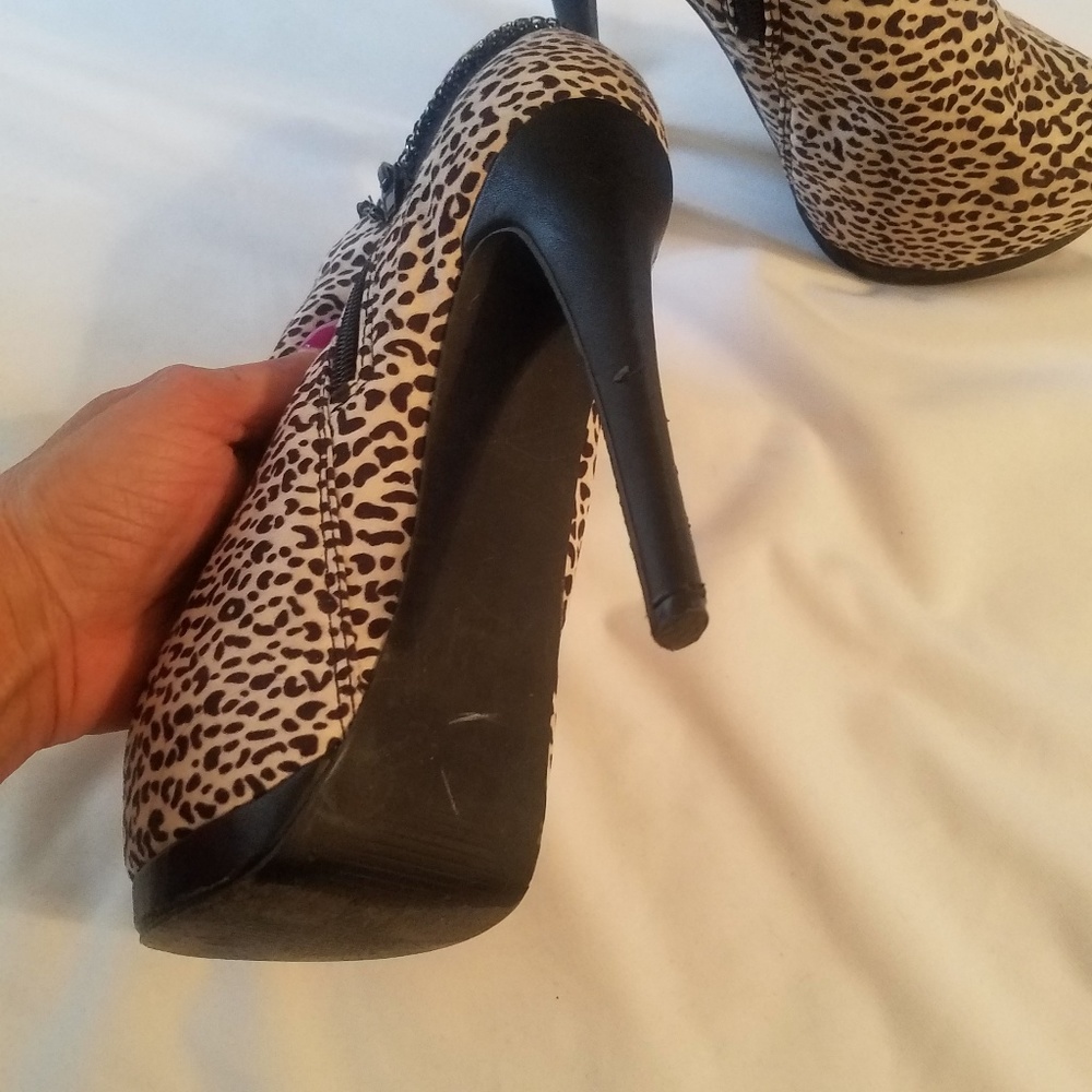booties - Picture 2 of 3